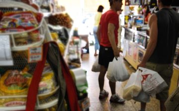 Salvador veda oferta de sacolas plásticas em estabelecimentos comerciais; lei entra em vigor a partir do dia 12 de maio