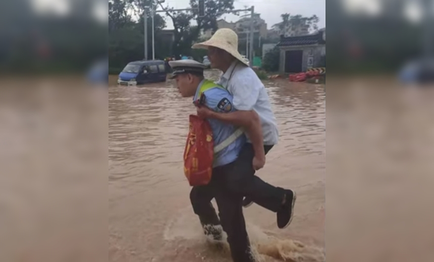 Vídeo: policial coloca idoso nas costas e o ajuda a atravessar rua inundada