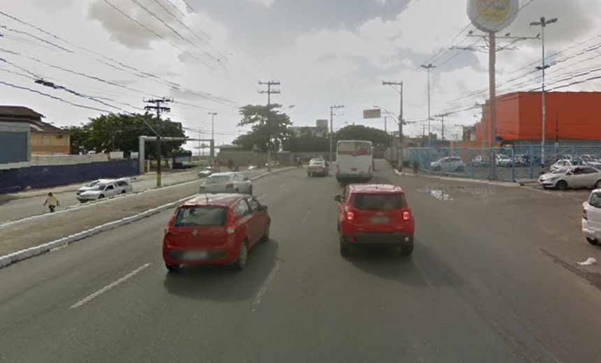 Acidente entre carreta e ônibus deixa trânsito intenso na Av.Jequitaia, no Comércio