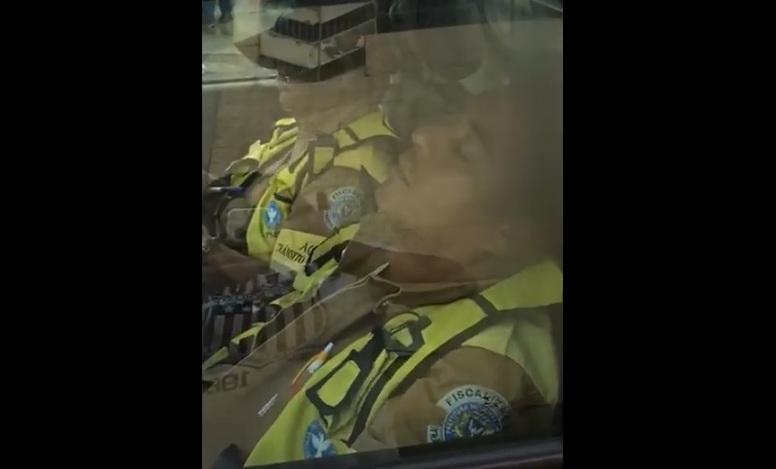 Agente da Transalvador é filmado dormindo dentro de viatura; assista