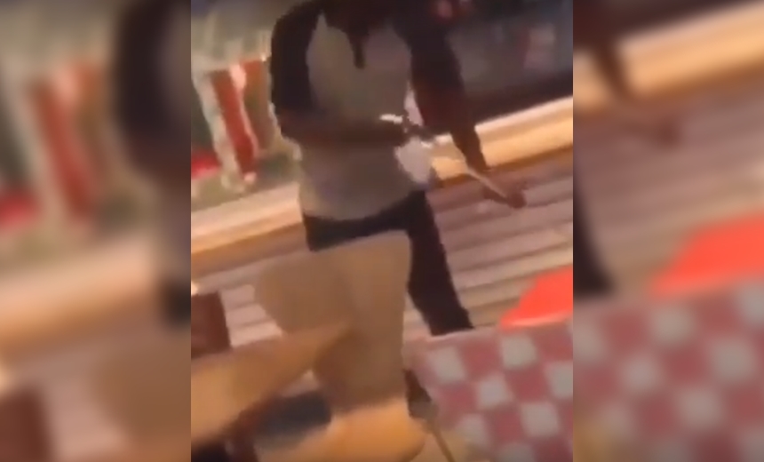 Jovens destratam funcionário de lanchonete, filmam e são acusadas de racismo; veja