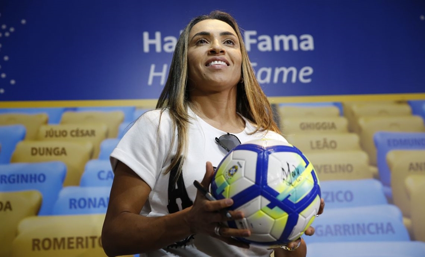 Marta é a primeira jogadora homenageada na Calçada da Fama do Maracanã