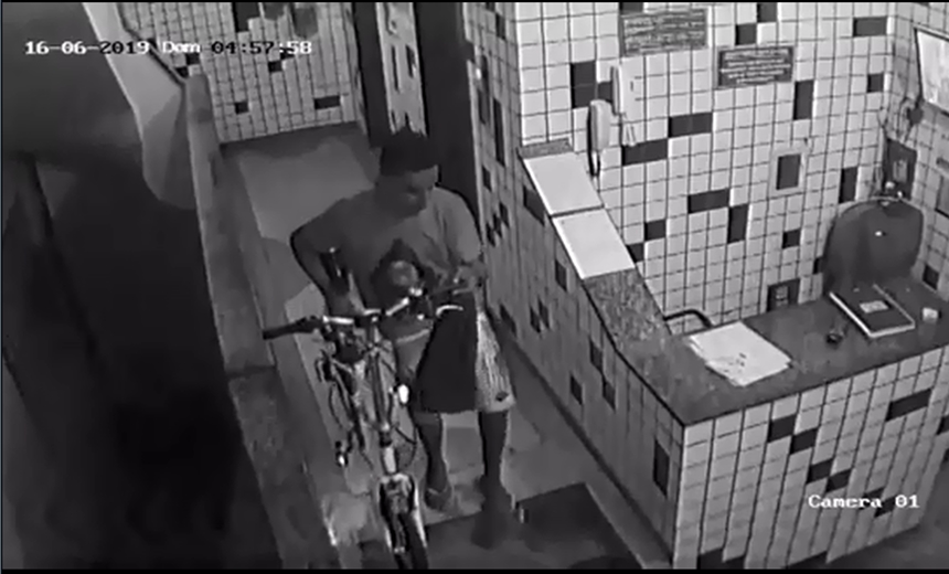 VÍDEO: câmera de segurança registra furto de bicicleta em edifício no Centro de Salvador