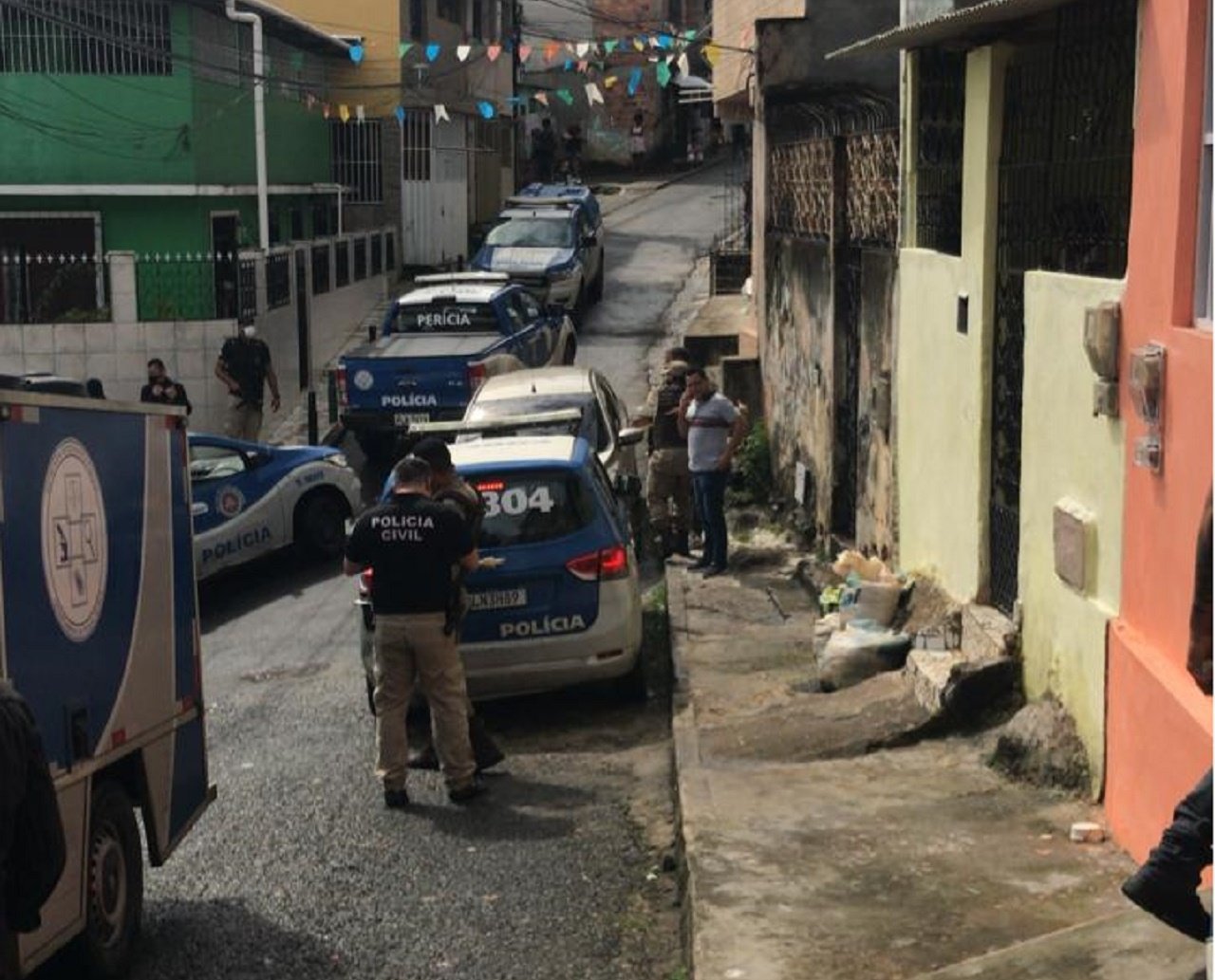 Bandidos invadem casa, matam casal e poupam quatro crianças em Salvador;  madrugada tensa teve ainda 