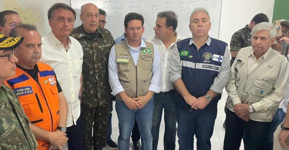 Bolsonaro diz que visita a Itamaraju foi para “confortar” cidade afetada pela chuva
