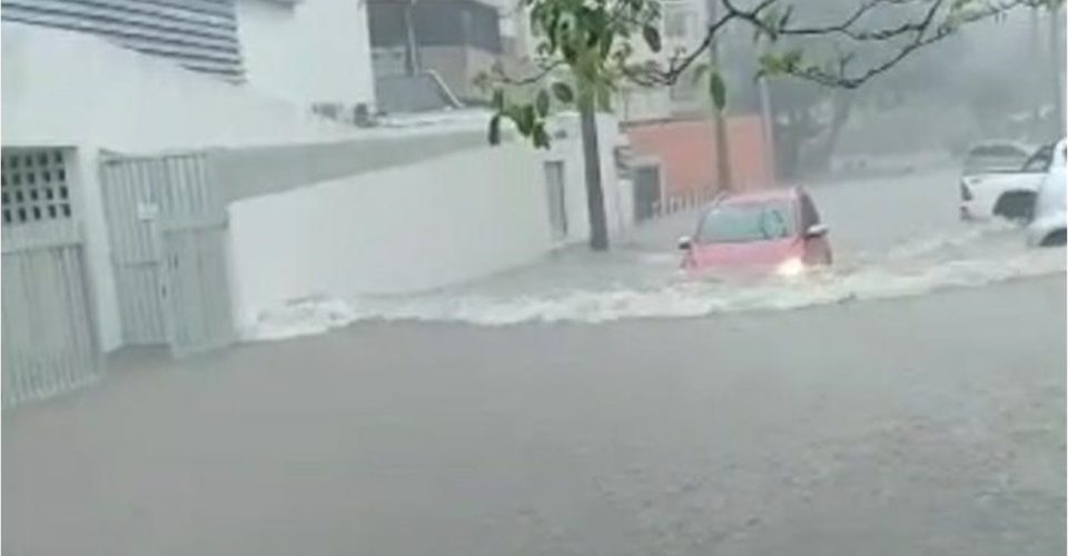 Chuva causa alagamentos em bairros nobres de Salvador; veja vídeo