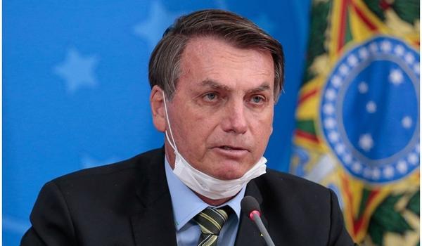 Com febre, Bolsonaro faz novo exame para detectar Covid-19;  resultado sai nesta terça-feira