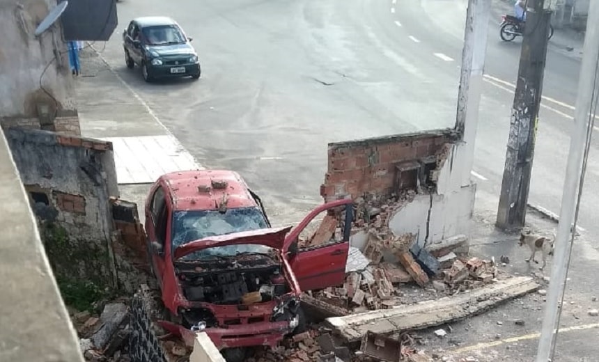 Com sinais de embriaguez, motorista de carro derruba muro da 3ª CIPM em Cajazeiras