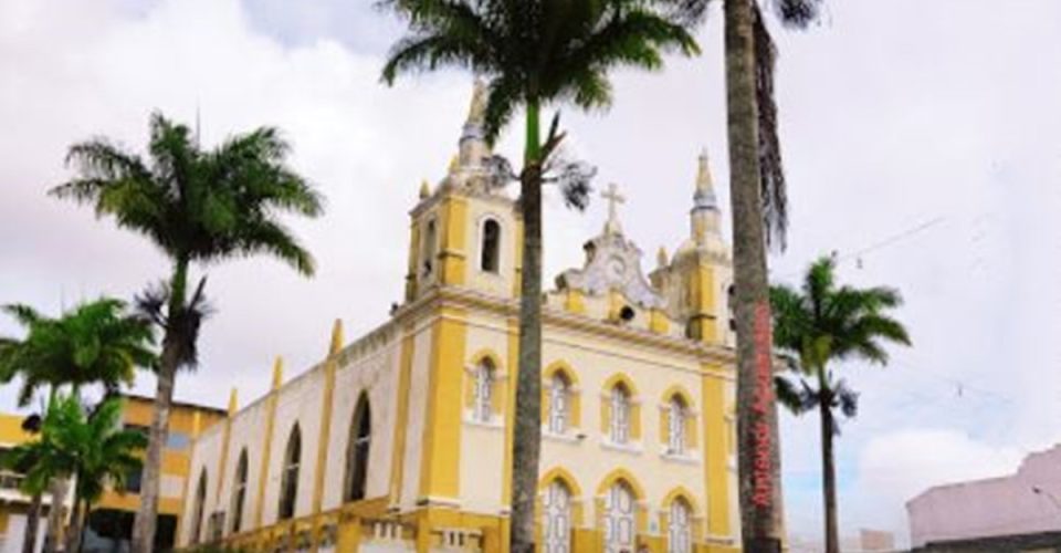 Coroinha é esfaqueado dentro de igreja no interior da Bahia e vídeo mostra tudo; assista