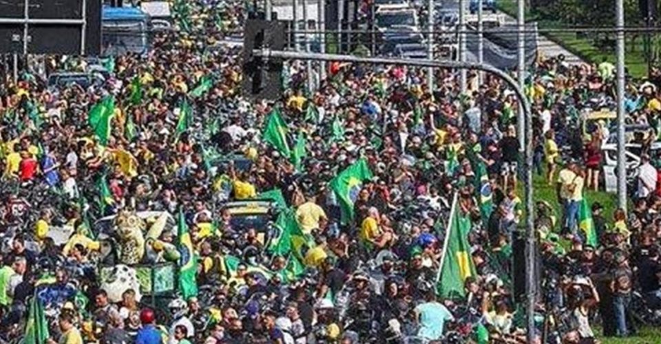 De moto, Bolsonaro participa de carreata no Rio de Janeiro e cria aglomeração de apoiadores; assista