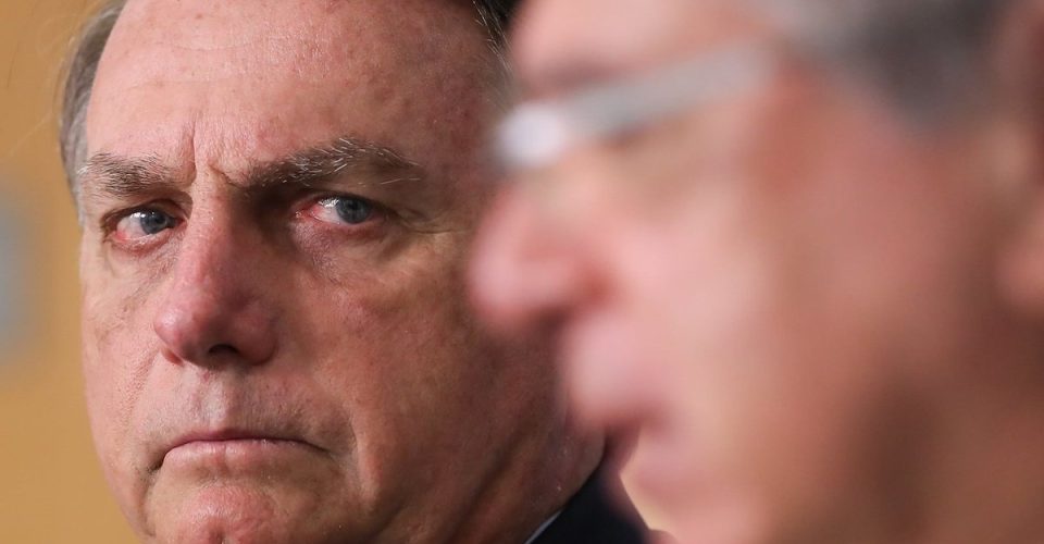 Guedes pede demissão após se irritar por conta do novo valor do Auxílio Brasil, mas Bolsonaro tenta reverter situação