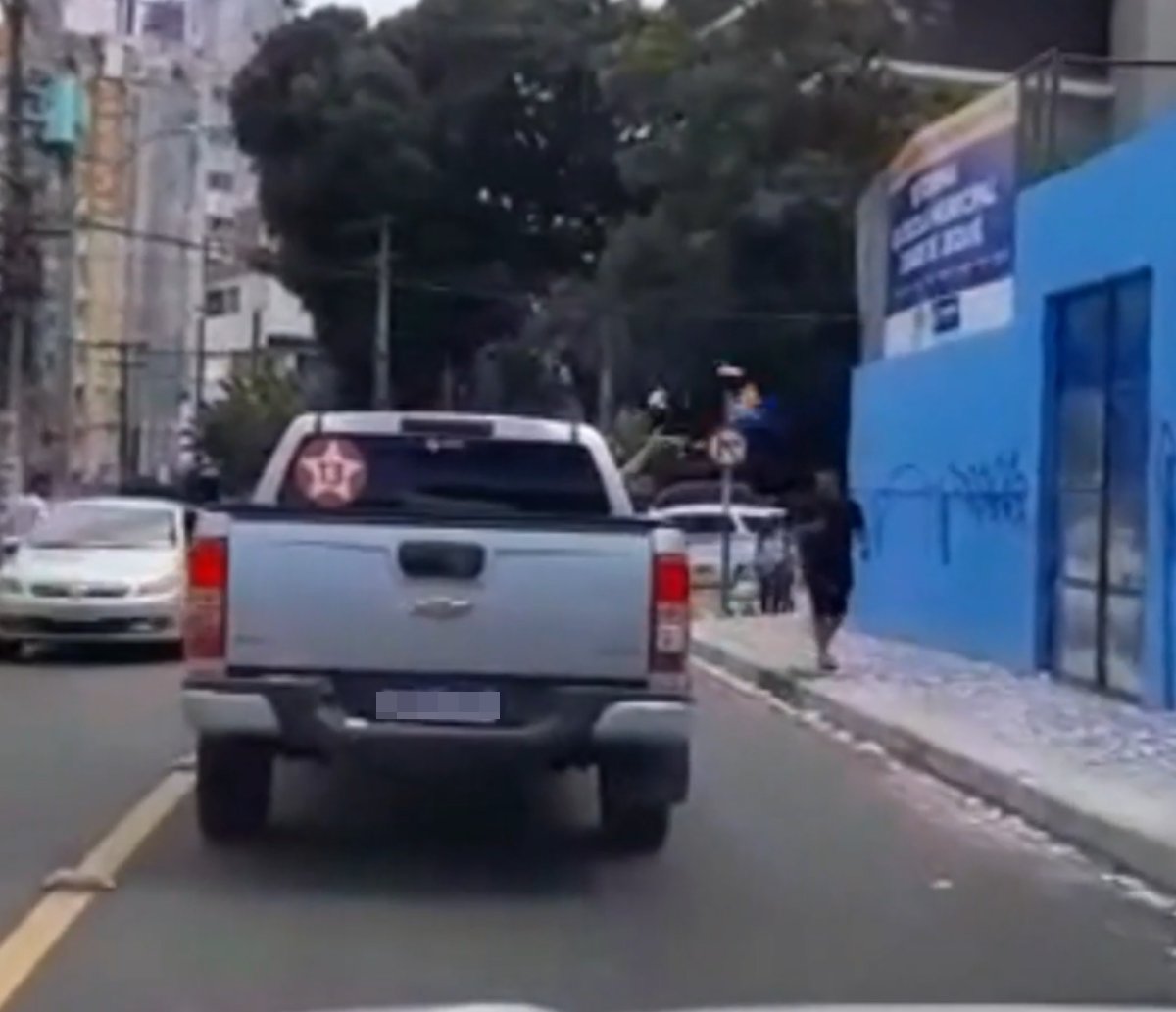 Homem é Flagrado Fazendo "chuva De Santinhos" De Dentro Do Carro Em ...