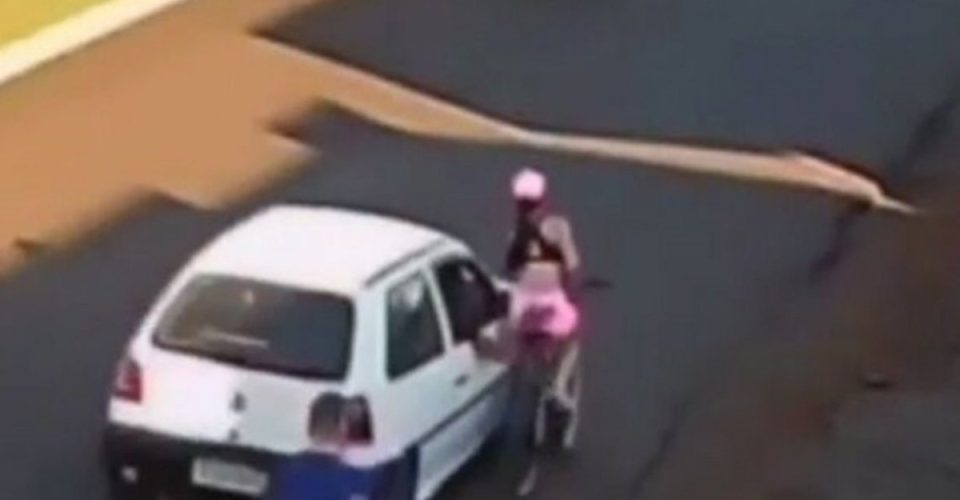 Homem filmado assediando e quase atropelando mulher em bicicleta é preso em Palmas; ele nega as acusações