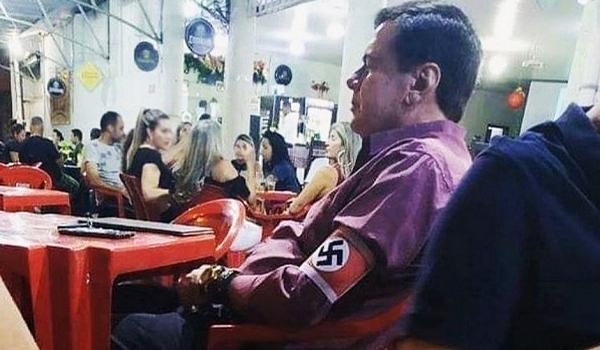 Homem que usou braçadeira com símbolo nazista em bar é denunciado pelo MP
