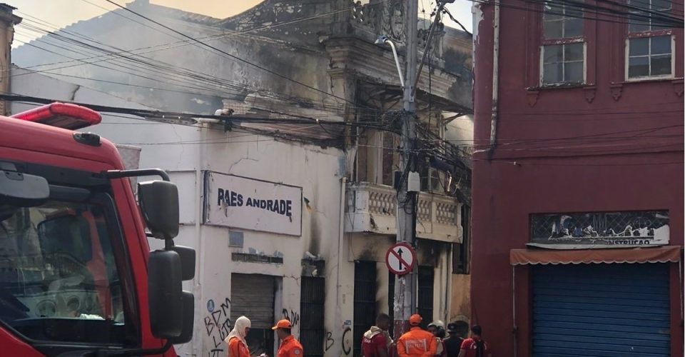 Incêndio atinge casarão na Baixa dos Sapateiros, em Salvador