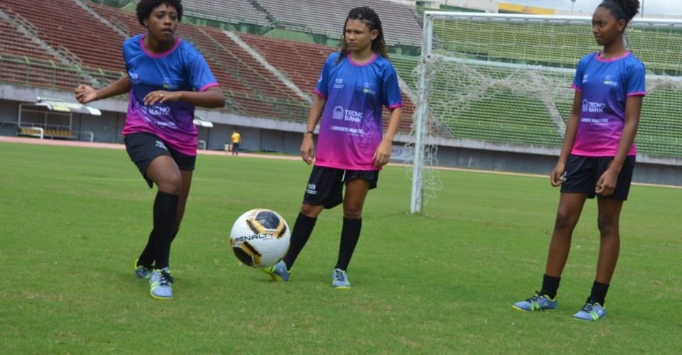 Inscrições abertas para aulas gratuitas de futebol feminino no Estádio de Pituaçu