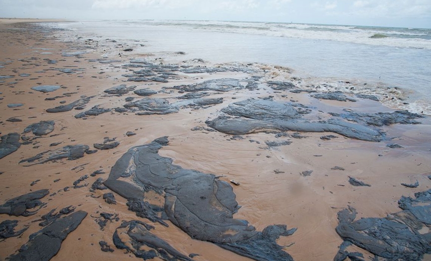 Mancha de óleo atinge praias do nordeste; Bahia é único estado ainda não atingido