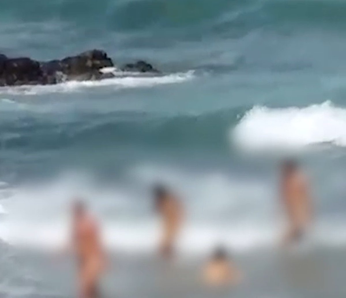 Naturistas da Barra: sem roupas, quarteto toma banho de mar à luz do dia em  ponto turístico de Salvador; assista | Aratu On - Notícias da Bahia e dos  baianos