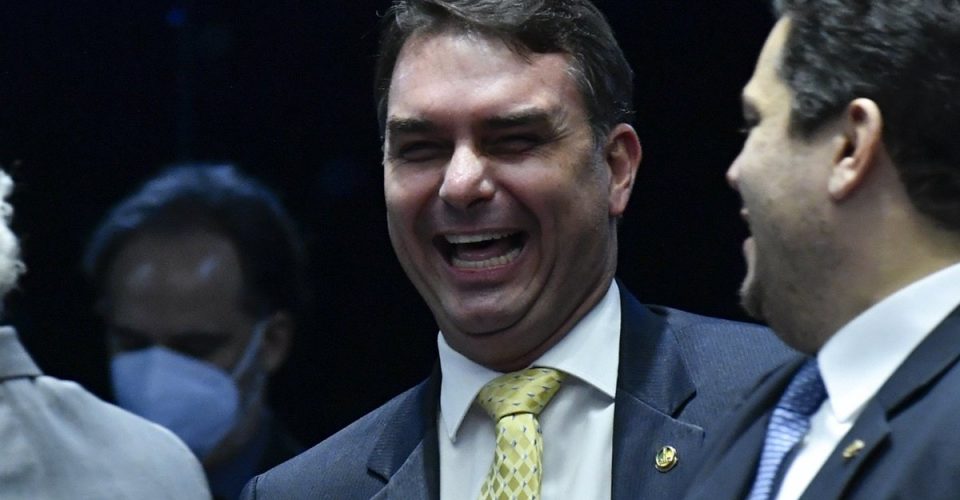 Postagem de Flávio Bolsonaro ataca governador da Bahia: “povo baiano não merece mais continuar sendo enganado pelo PT”
