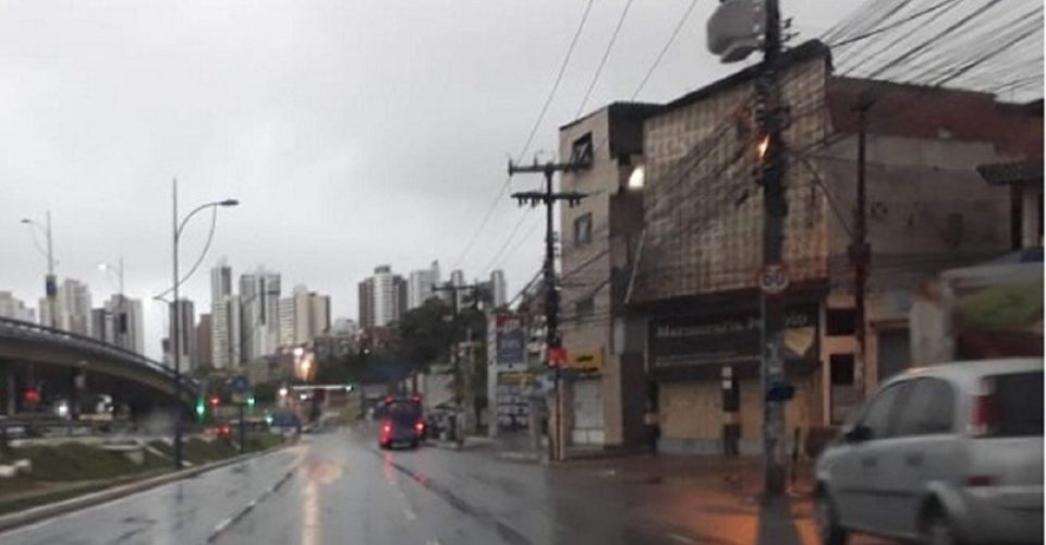 Tempo segue fechado em Salvador e chuva é prevista para todo o dia nesta terça-feira; fique por dentro