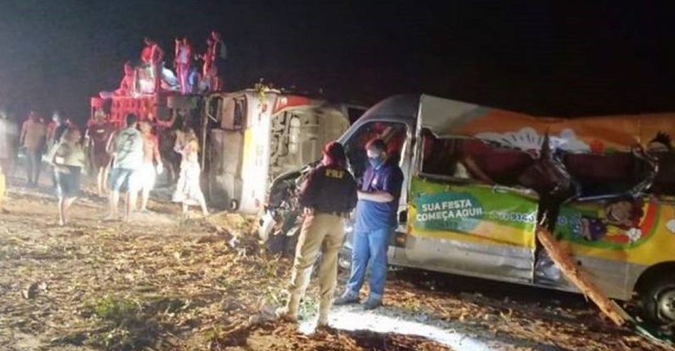Tragédia: acidente deixa ao menos 12 mortos na BR-101; parte traseira de caminhão atingiu ônibus e van