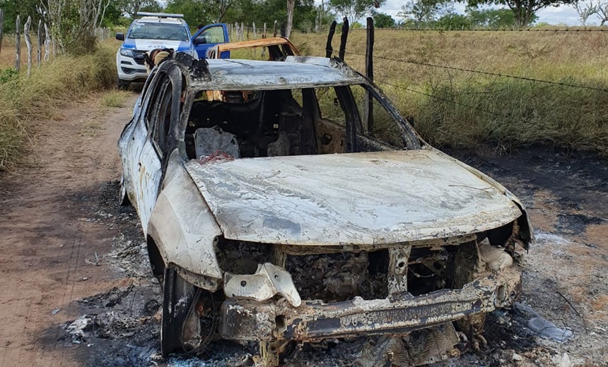 Três corpos são encontrados carbonizados dentro de carro, em Santo Estevão