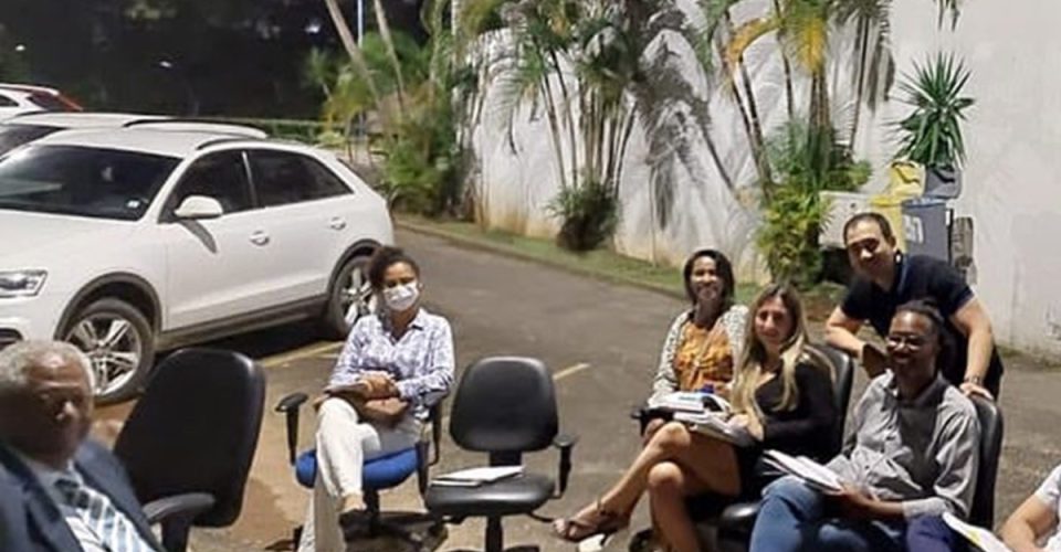 Vereador de Salvador, professor da UFBA dá aula no estacionamento após queda de energia