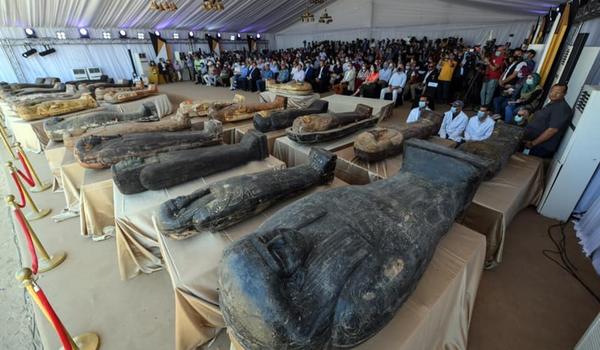 Vídeo: arqueólogos abrem sarcófagos com múmias de 2.500 anos no Egito; confira