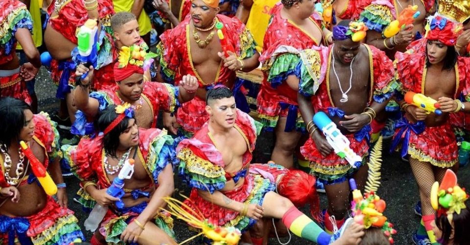 Bloco As Muquiranas repagina fantasia do carnaval e apresenta nova versão em evento aberto ao público