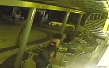 Turista francesa é furtada no Corredor da Vitória; câmera de segurança flagra ação