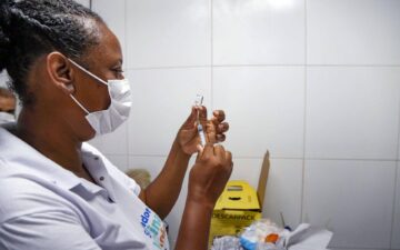 Ministério da Saúde monitora novas variantes e reforça vacinação contra Covid-19