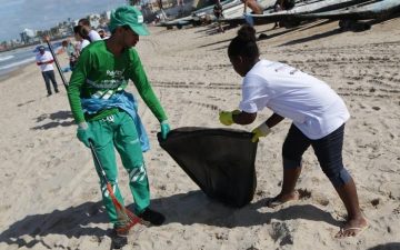 Projeto 'A Onda é Preservar' coleta lixo na praia de São Tomé de Paripe neste sábado (13)