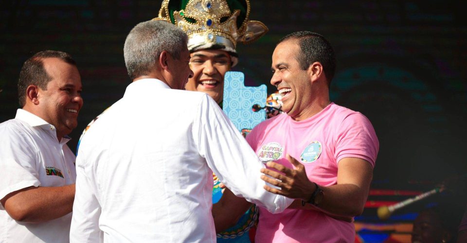 VÍDEO: Com um abraço, prefeito e governador abrem Carnaval de Salvador 2024