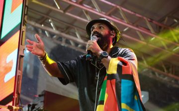 Polícia reage à roda de foliões em show de BaianaSystem e vocalista avisa: 'Ninguém tá matando nem batendo'