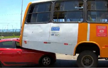 Micro-ônibus bate em poste e carro colide no fundo do coletivo no bairro de São Cristóvão