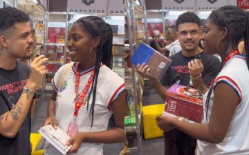 Estudante ganha R$ 1 mil em livros de influenciador durante a Bienal do Livro
