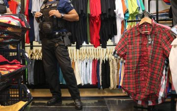 Receita Federal apreende 328 volumes de roupas falsificadas em estabelecimentos de Salvador
