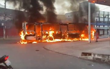 VÍDEO: Ônibus é incendiado por traficantes em São Cristóvão após troca de tiros com policiais