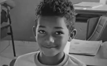 Criança de 8 anos morre após ser atropelada por ônibus escolar no interior da Bahia