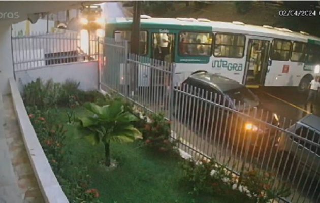 Câmera de segurança flagra momento que ônibus derrapa na Barra; veja vídeo