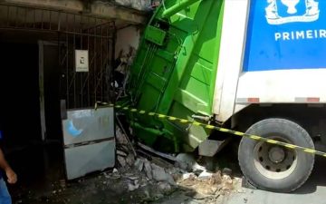 VÍDEO: Motorista de caminhão da Limpurb perde o controle e invade casa em São Caetano