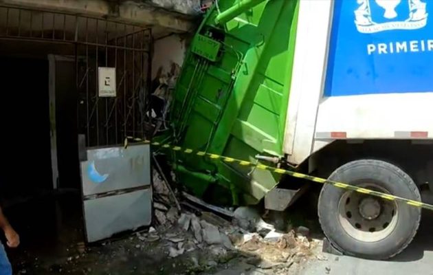 VÍDEO: Motorista de caminhão da Limpurb perde o controle e invade casa em São Caetano