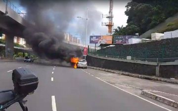 VÍDEO: Carro pega fogo na Avenida Bonocô, em Salvador