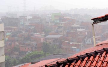 Semana em Salvador deve iniciar com tempo nublado e chuvas isoladas