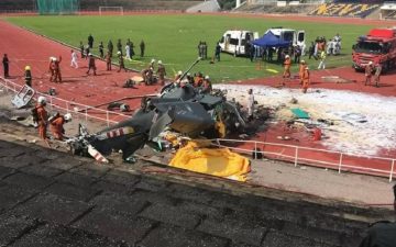 Dez pessoas morrem após colisão de helicópteros durante treinamento na Malásia; veja vídeo