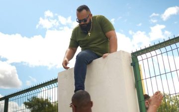 Deputado baiano pula muro para entrar em hospital de Barreiras; veja vídeo