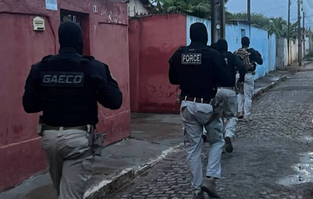Três policiais são presos, suspeitos de participação em grupo de extermínio na Bahia