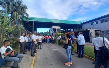 Rodoviários atrasam saídas de ônibus e passageiros são prejudicados em Salvador