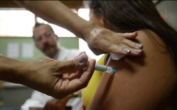 Ministério da Saúde entrega primeiras doses de vacina atualizada contra a Covid-19