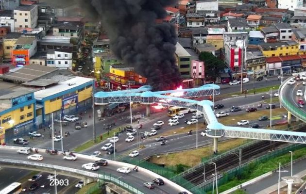 Criminosos incendeiam 2 ônibus após mortes em Pernambués; vídeo